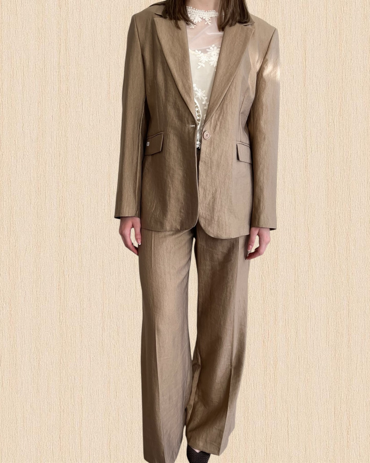 Tailleur giacca monopetto + pantalone palazzo e cintura in ecopelle TENSIONE IN