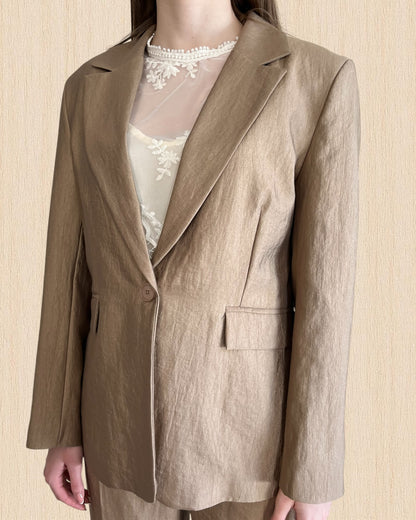 Tailleur giacca monopetto + pantalone palazzo e cintura in ecopelle TENSIONE IN