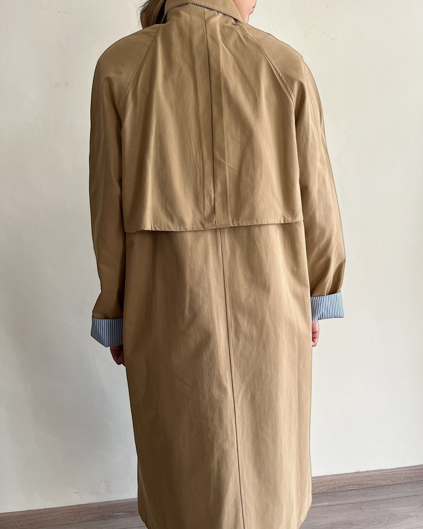 Trench lungo con rifiniture a righe art. PE260002CAMP TENSIONE IN