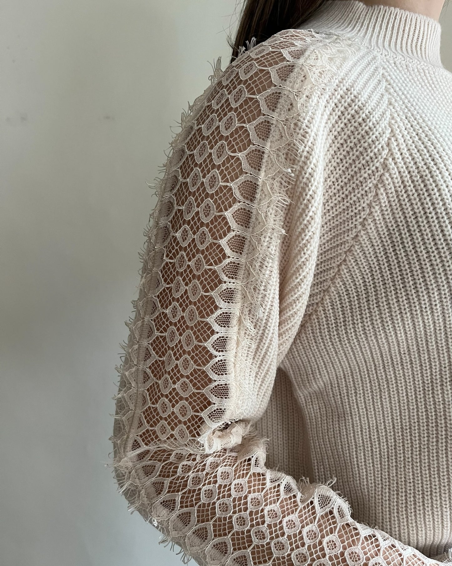 Maglia con ricami in pizzo su maniche art. M701Y167 DIXIE