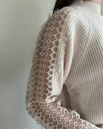 Maglia con ricami in pizzo su maniche art. M701Y167 DIXIE