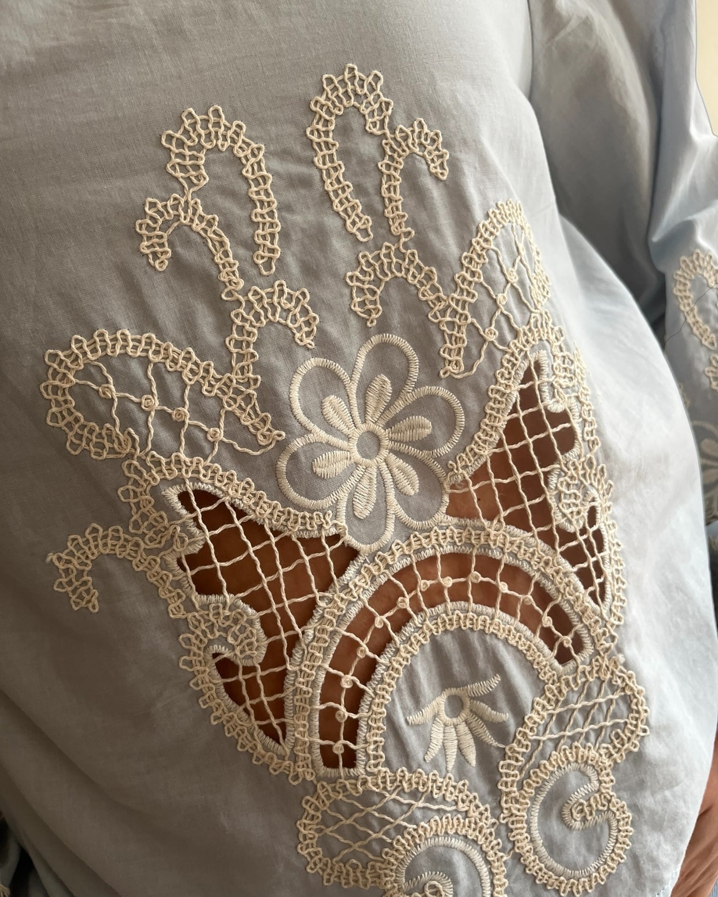 Blusa con ricami e spalline art. S26C352 MOTEL