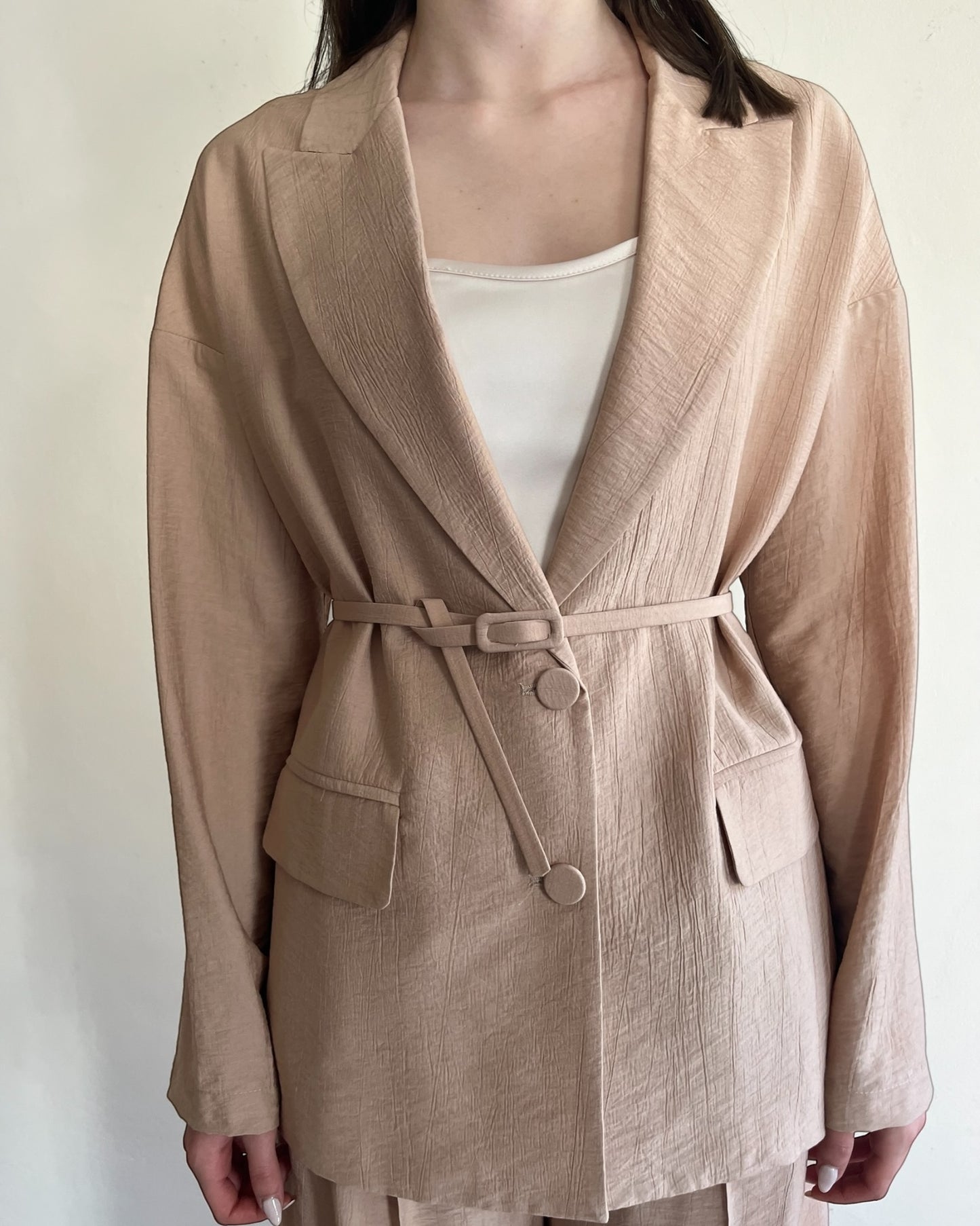 Tailleur effetto stropicciato con cintura IMPERIAL