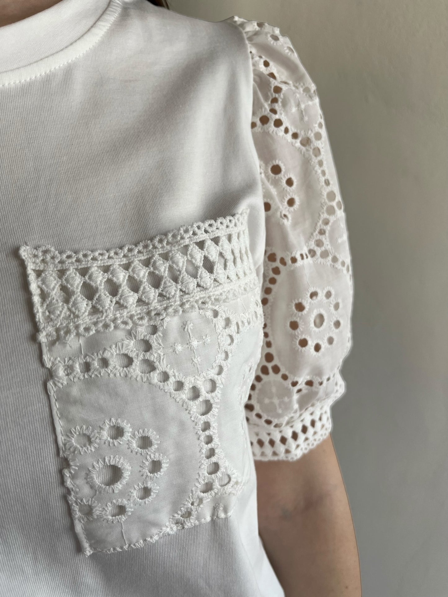 T-shirt con maniche San gallo art. A4684-J4 CHEAP&CHIC