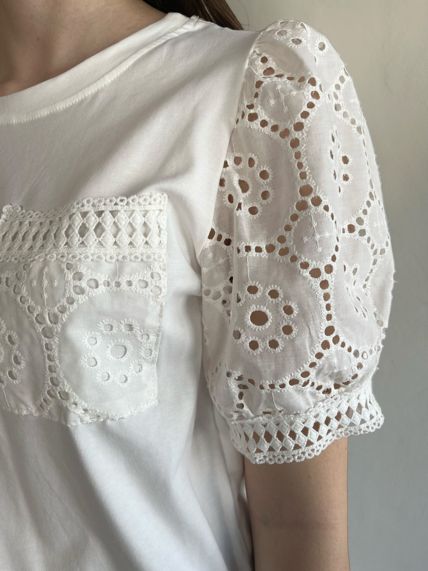 T-shirt con maniche San gallo art. A4684-J4 CHEAP&CHIC