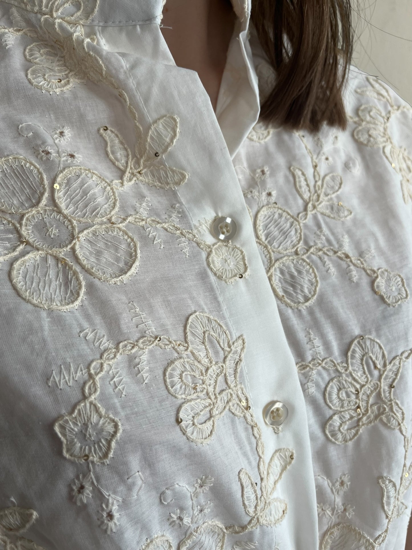 Camicia coreana con ricami e micro paillettes art. 3313T96 CHEAP&CHIC