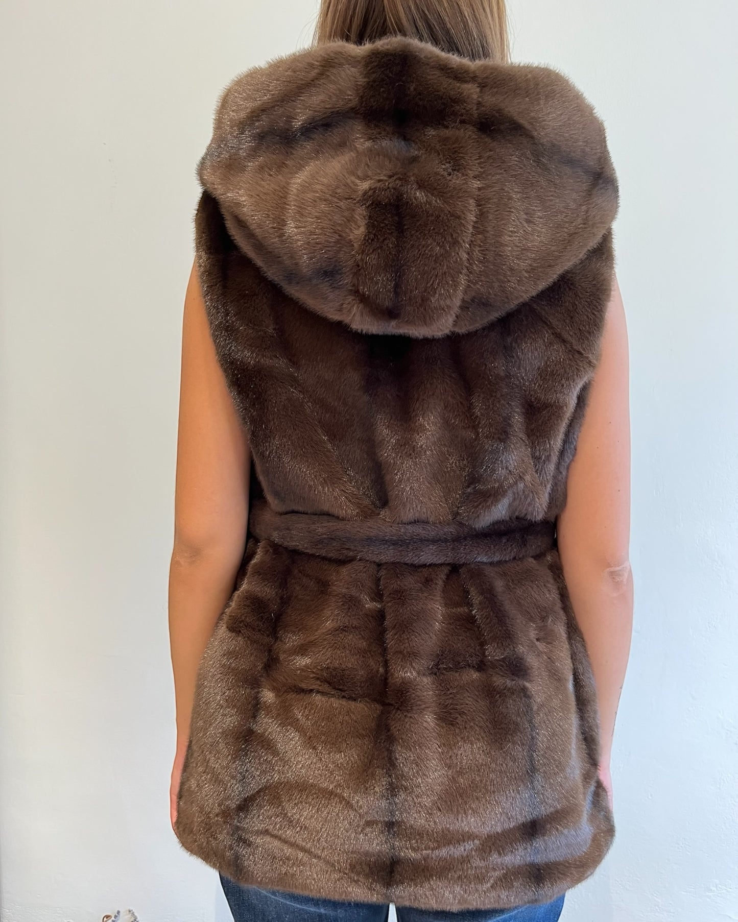 Gilet ecopelliccia con cappuccio e cintura art. 0520 CHEAP&CHIC