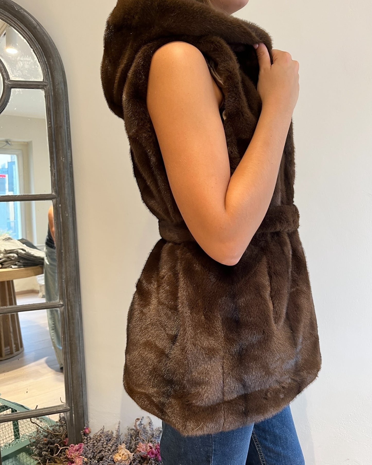 Gilet ecopelliccia con cappuccio e cintura art. 0520 CHEAP&CHIC