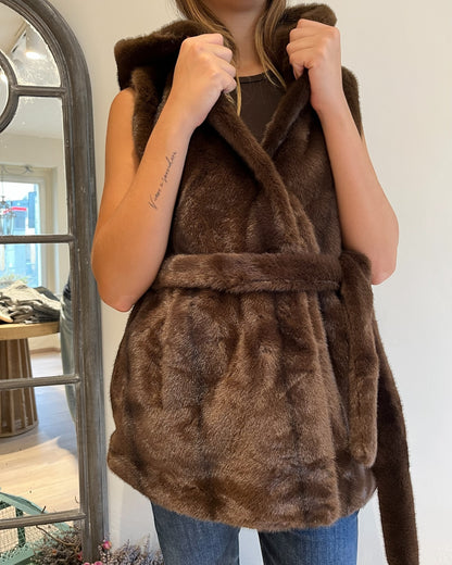 Gilet ecopelliccia con cappuccio e cintura art. 0520 CHEAP&CHIC