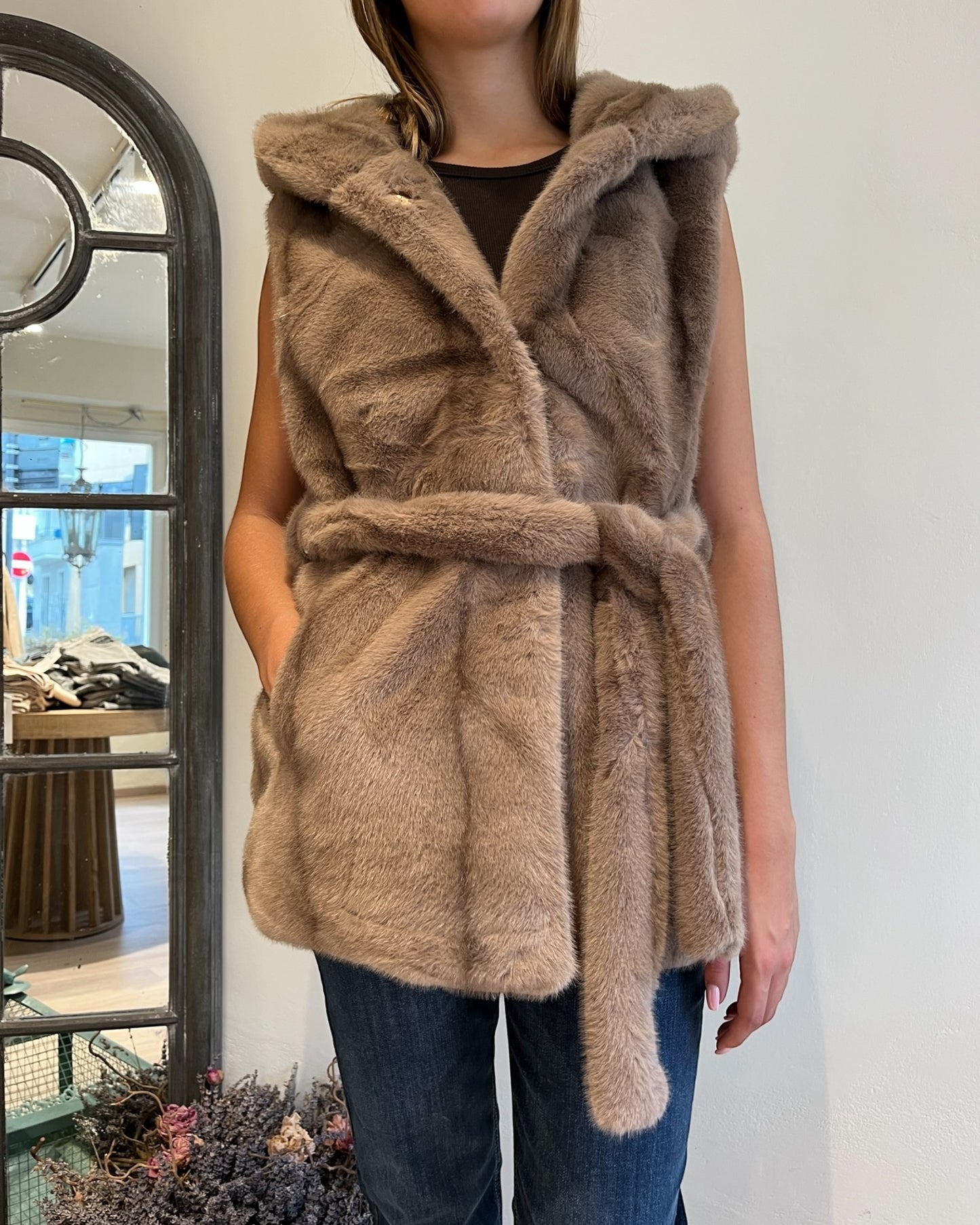 Gilet ecopelliccia con cappuccio e cintura art. 0520 CHEAP&CHIC