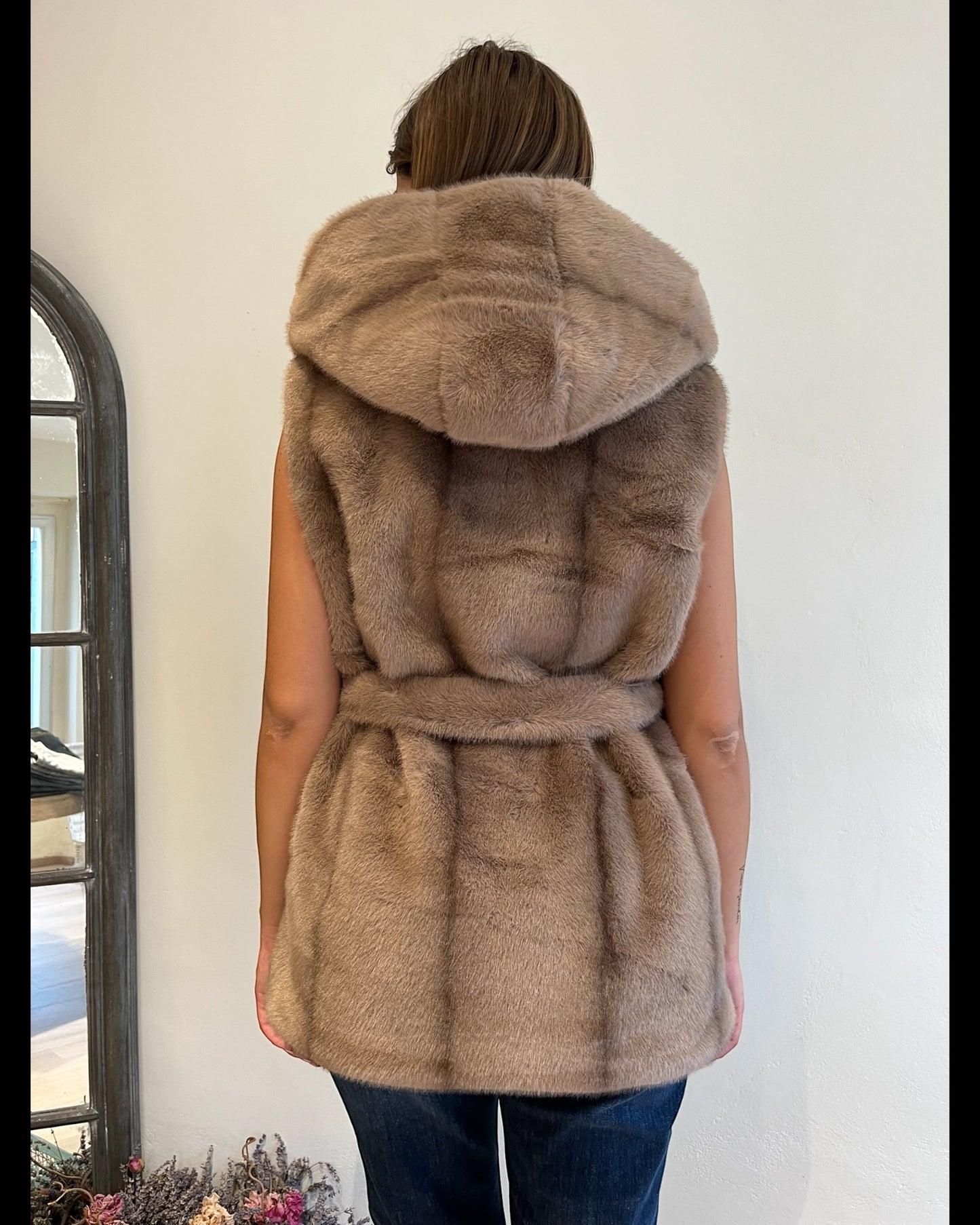 Gilet ecopelliccia con cappuccio e cintura art. 0520 CHEAP&CHIC