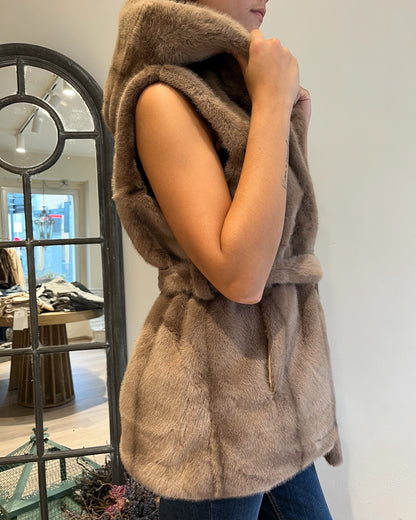 Gilet ecopelliccia con cappuccio e cintura art. 0520 CHEAP&CHIC