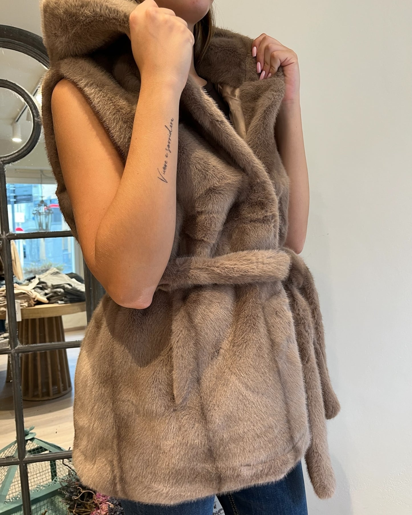 Gilet ecopelliccia con cappuccio e cintura art. 0520 CHEAP&CHIC