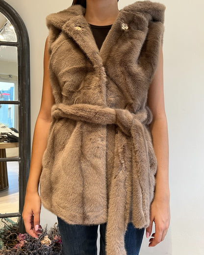 Gilet ecopelliccia con cappuccio e cintura art. 0520 CHEAP&CHIC