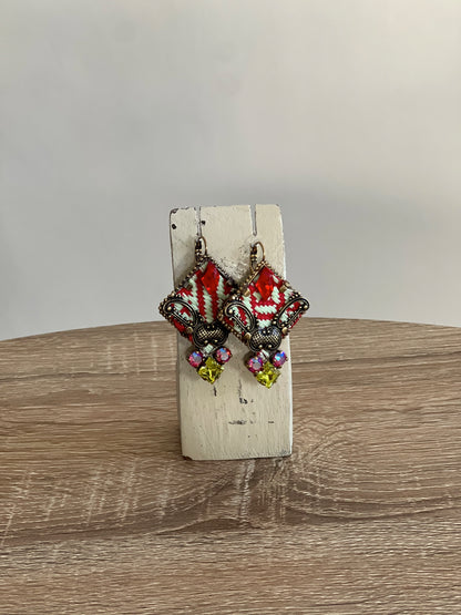 Orecchini folk con dettagli colorati