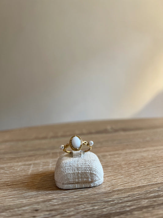 Anello con Pietra Ovale e Perle Laterali
