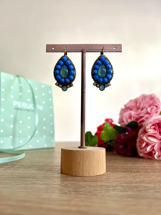 Orecchini a goccia con cabochon blu e perline accese DIMITRIADIS